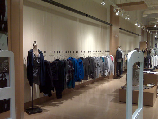 jnby The first thing we noticed is the visual merchandising. All the garments are suspended from the ceiling, rather than using rails.
